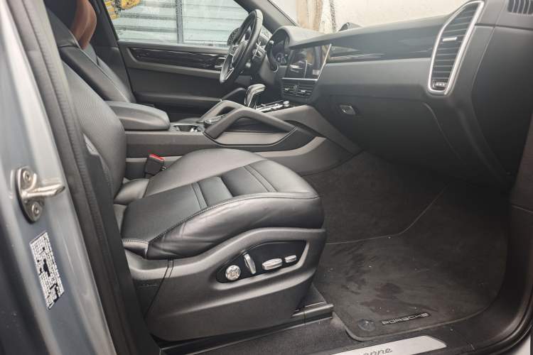 Used Porsche Cayenne E-Hybrid 2020 Cayenne E-Hybrid 2.0T Interior 6
