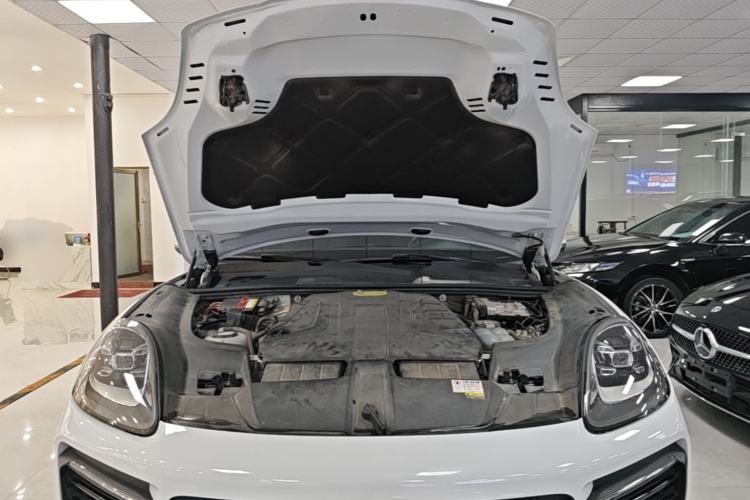 Used Porsche Cayenne E-Hybrid 2020 Cayenne E-Hybrid 2.0T Engine Bay