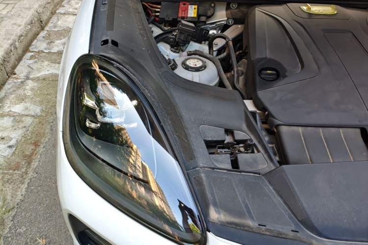 Used Porsche Cayenne E-Hybrid 2020 Cayenne E-Hybrid 2.0T Engine Bay Right