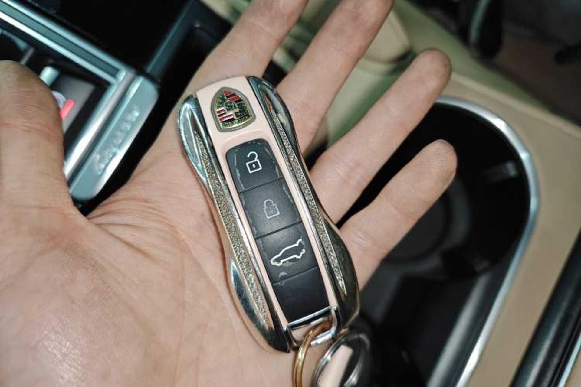 Used Porsche Cayenne E-Hybrid 2020 Cayenne E-Hybrid 2.0T Interior 1