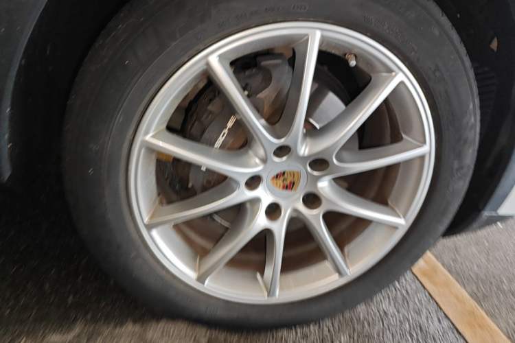 Used Porsche Cayenne E-Hybrid 2020 Cayenne E-Hybrid 2.0T Right Front Wheel Hub