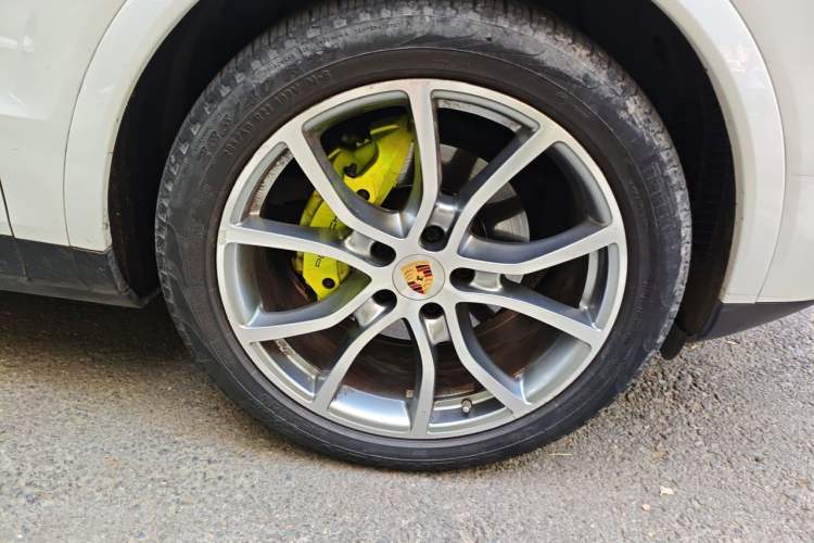 Used Porsche Cayenne E-Hybrid 2020 Cayenne E-Hybrid 2.0T Right Front Wheel Hub
