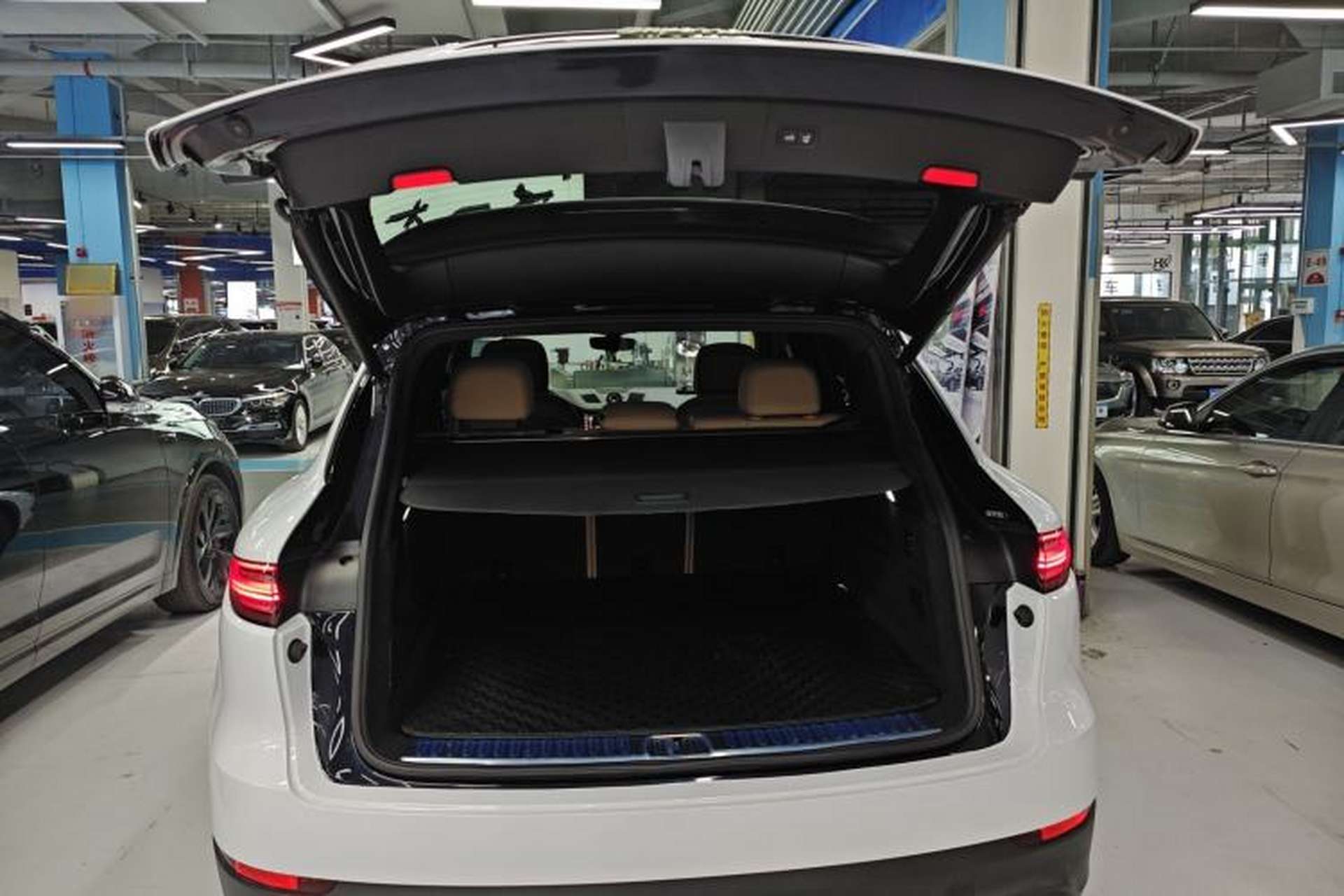 Used Porsche Cayenne E-Hybrid 2020 Cayenne E-Hybrid 2.0T Trunk