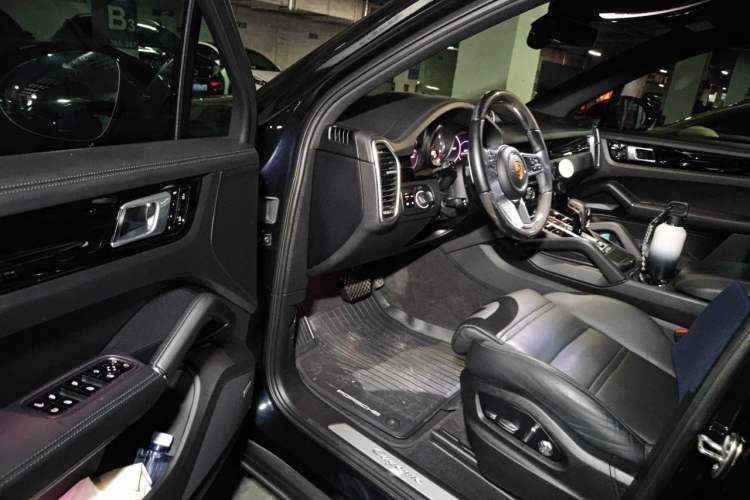 Used Porsche Cayenne E-Hybrid  Driver Seat