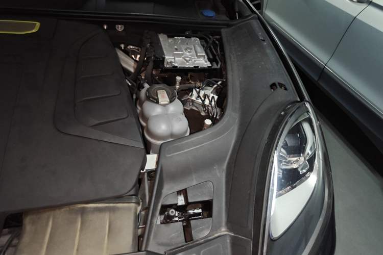 Used Porsche Cayenne E-Hybrid 2021 Cayenne E-Hybrid 2.0T Engine Bay Left