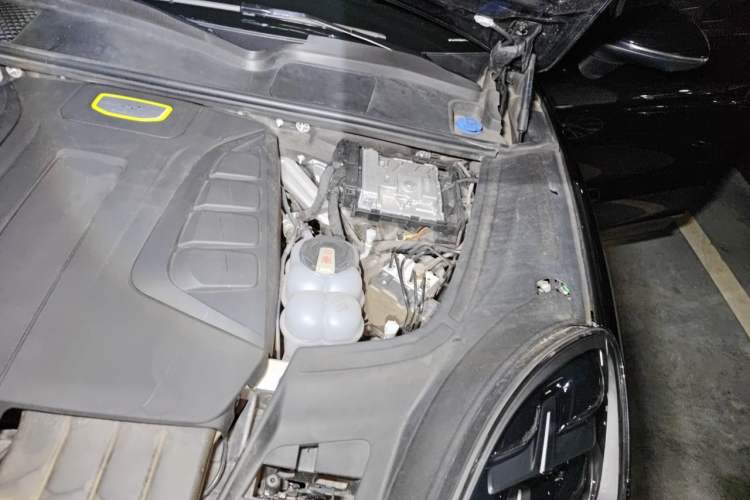 Used Porsche Cayenne E-Hybrid  Engine Bay Left
