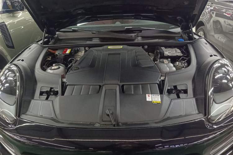 Used Porsche Cayenne E-Hybrid 2021 Cayenne E-Hybrid 2.0T Engine Bay