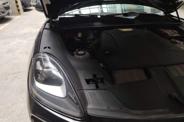 Used Porsche Cayenne E-Hybrid 2021 Cayenne E-Hybrid 2.0T Engine Bay Right