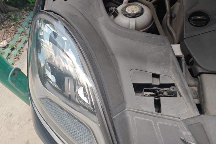 Used Porsche Cayenne E-Hybrid 2021 Cayenne E-Hybrid 2.0T Engine Bay Right