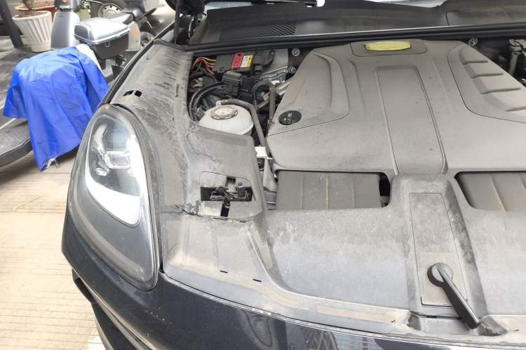 Used Porsche Cayenne E-Hybrid 2021 Cayenne E-Hybrid 2.0T Engine Bay Right