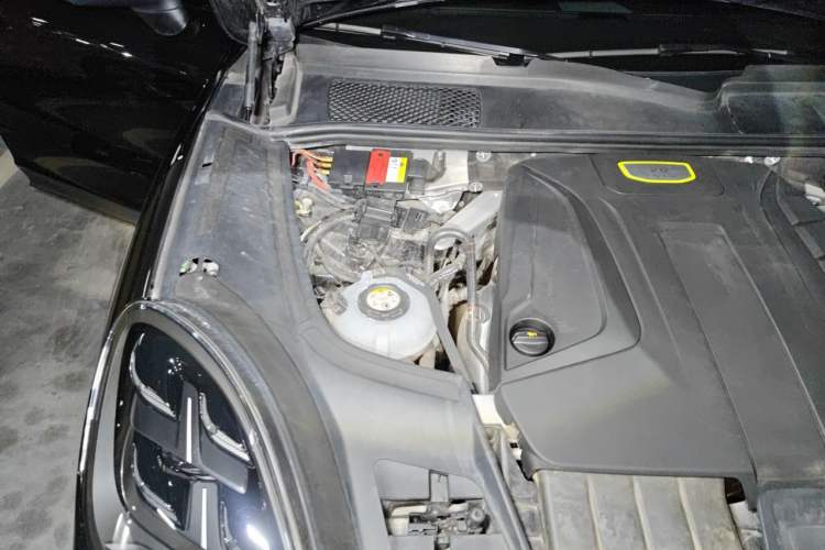Used Porsche Cayenne E-Hybrid  Engine Bay Right