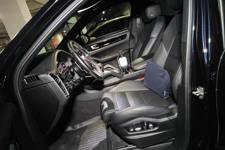 Used Porsche Cayenne E-Hybrid  Left Front Seat
