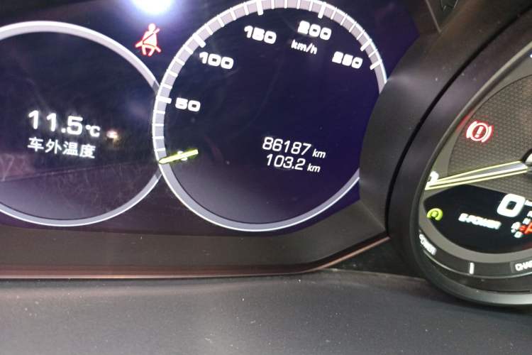 Used Porsche Cayenne E-Hybrid 2021 Cayenne E-Hybrid 2.0T Odometer Close Up