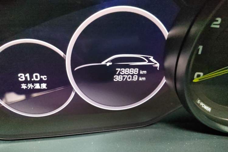 Used Porsche Cayenne E-Hybrid 2021 Cayenne E-Hybrid 2.0T Odometer Close Up