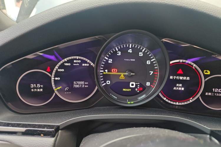 Used Porsche Cayenne E-Hybrid 2021 Cayenne E-Hybrid 2.0T Odometer Close Up