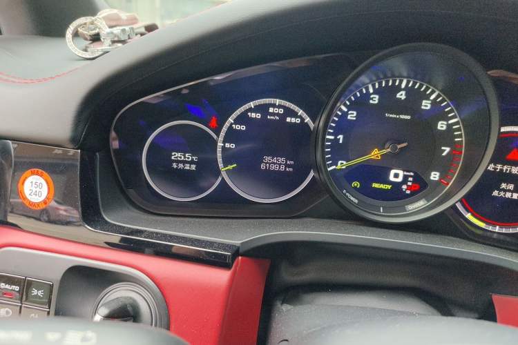 Used Porsche Cayenne E-Hybrid 2021 Cayenne E-Hybrid 2.0T Odometer Close Up