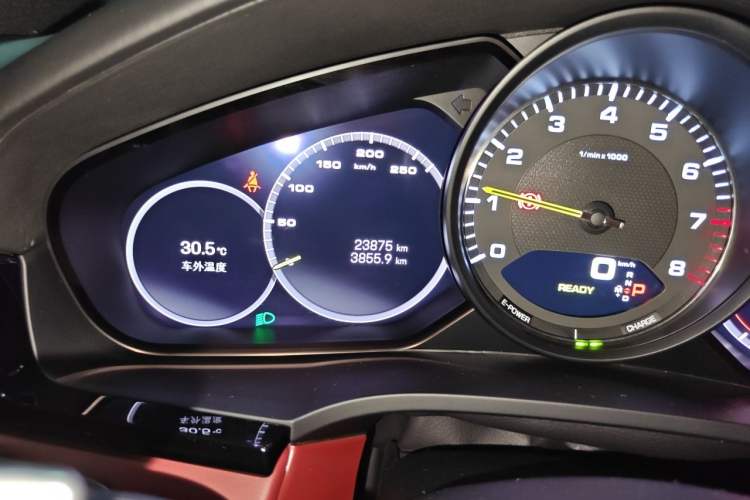 Used Porsche Cayenne E-Hybrid 2021 Cayenne E-Hybrid 2.0T Odometer Close Up