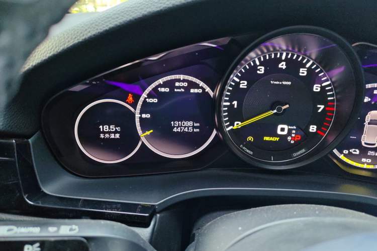 Used Porsche Cayenne E-Hybrid 2021 Cayenne E-Hybrid 2.0T Odometer Close Up