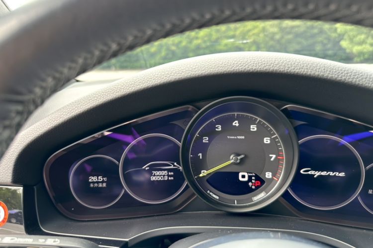 Used Porsche Cayenne E-Hybrid 2021 Cayenne E-Hybrid 2.0T Odometer Close Up