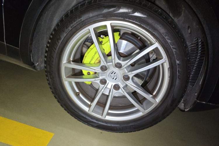 Used Porsche Cayenne E-Hybrid 2021 Cayenne E-Hybrid 2.0T Right Front Wheel Hub