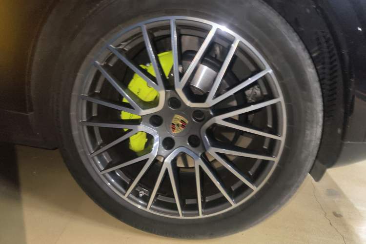 Used Porsche Cayenne E-Hybrid 2021 Cayenne E-Hybrid 2.0T Right Front Wheel Hub