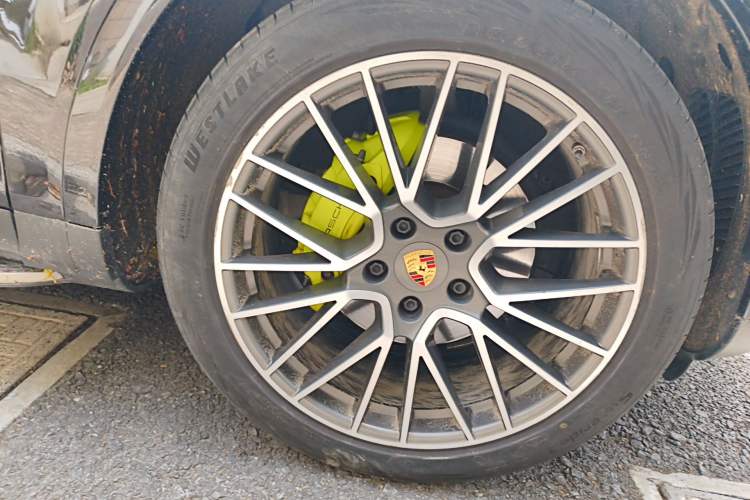 Used Porsche Cayenne E-Hybrid 2021 Cayenne E-Hybrid 2.0T Right Front Wheel Hub