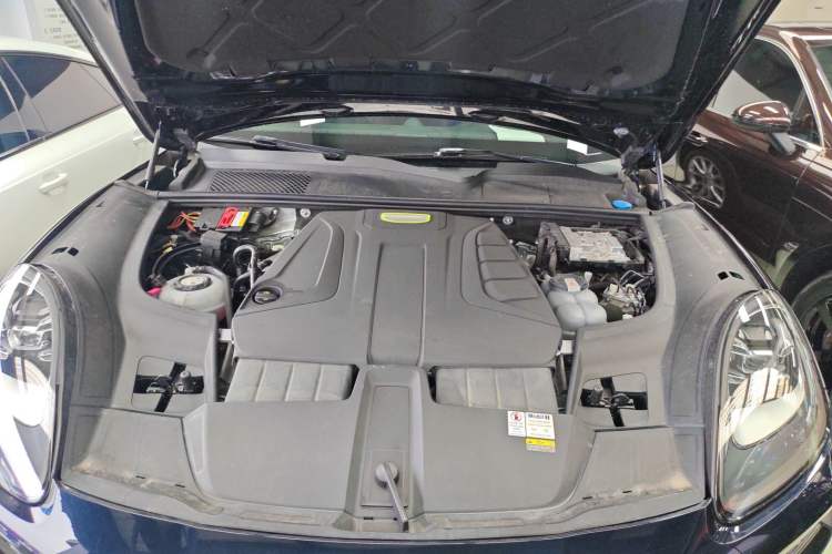 Used Porsche Cayenne E-Hybrid 2021 Cayenne E-Hybrid 2.0T Engine Bay