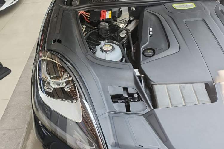 Used Porsche Cayenne E-Hybrid 2021 Cayenne E-Hybrid 2.0T Engine Bay Right