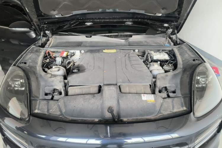 Used Porsche Cayenne E-Hybrid 2021 Cayenne E-Hybrid 2.0T Engine Bay
