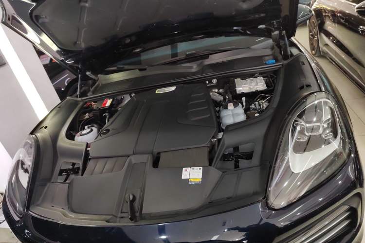 Used Porsche Cayenne E-Hybrid 2021 Cayenne E-Hybrid 2.0T Engine Bay
