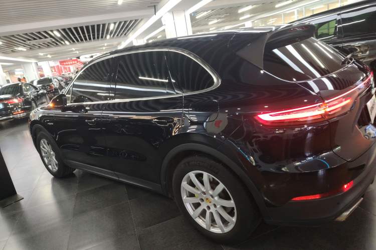 Used Porsche Cayenne E-Hybrid 2021 Cayenne E-Hybrid 2.0T Exterior 3