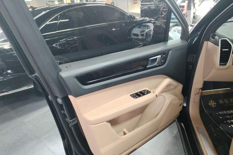 Used Porsche Cayenne E-Hybrid 2021 Cayenne E-Hybrid 2.0T Interior 7