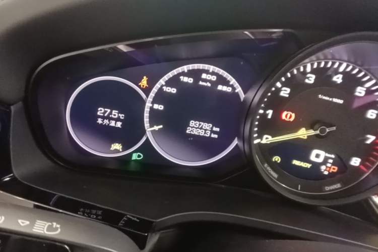 Used Porsche Cayenne E-Hybrid 2021 Cayenne E-Hybrid 2.0T Odometer Close Up