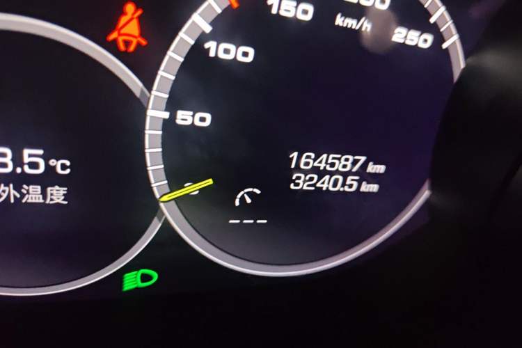 Used Porsche Cayenne E-Hybrid 2021 Cayenne E-Hybrid 2.0T Odometer Close Up