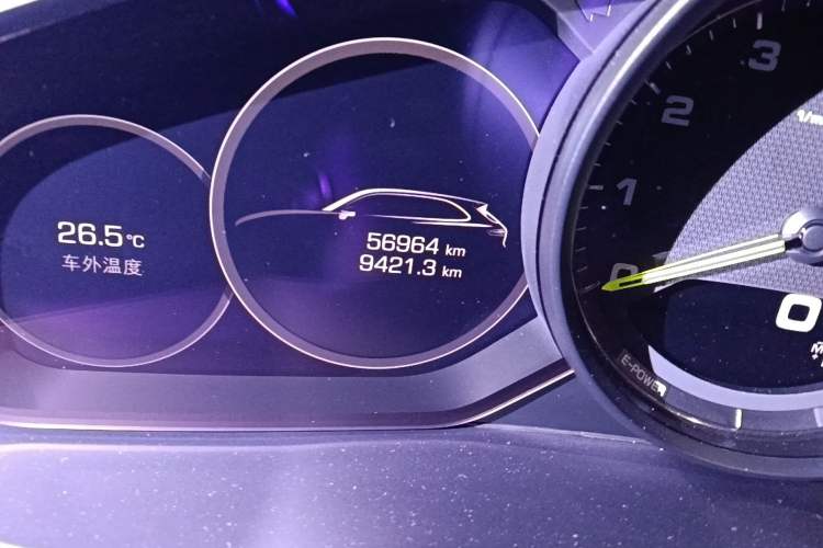 Used Porsche Cayenne E-Hybrid 2021 Cayenne E-Hybrid 2.0T Odometer Close Up