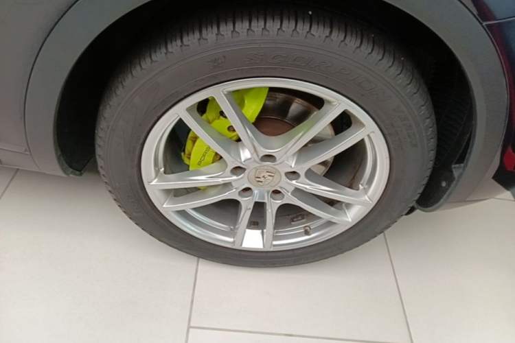 Used Porsche Cayenne E-Hybrid 2021 Cayenne E-Hybrid 2.0T Right Front Wheel Hub