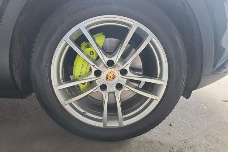 Used Porsche Cayenne E-Hybrid 2021 Cayenne E-Hybrid 2.0T Right Front Wheel Hub