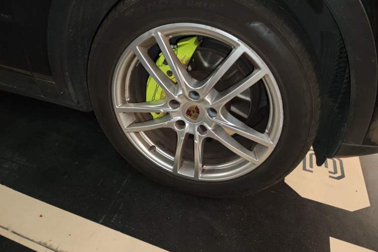 Used Porsche Cayenne E-Hybrid 2021 Cayenne E-Hybrid 2.0T Right Front Wheel Hub