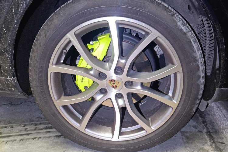 Used Porsche Cayenne E-Hybrid 2021 Cayenne E-Hybrid 2.0T Right Front Wheel Hub