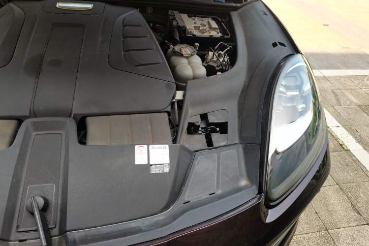 Used Porsche Cayenne E-Hybrid 2021 Cayenne E-Hybrid 2.0T Engine Bay Left