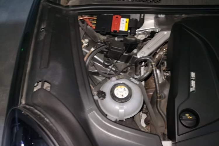 Used Porsche Cayenne E-Hybrid 2021 Cayenne E-Hybrid 2.0T Engine Bay Right