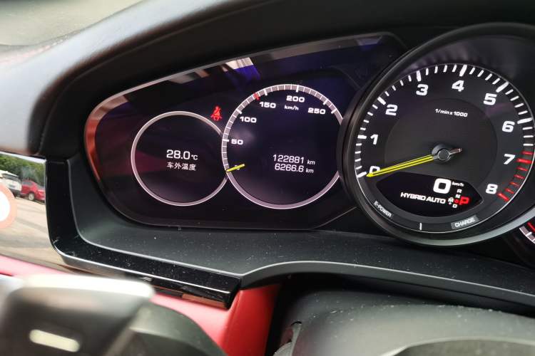 Used Porsche Cayenne E-Hybrid 2021 Cayenne E-Hybrid 2.0T Odometer Close Up