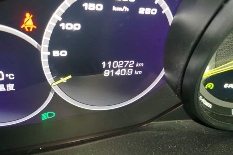 Used Porsche Cayenne E-Hybrid 2021 Cayenne E-Hybrid 2.0T Odometer Close Up
