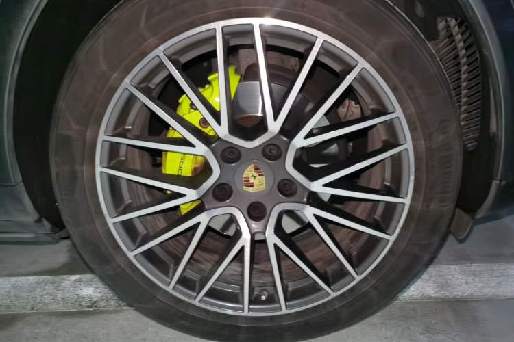 Used Porsche Cayenne E-Hybrid 2021 Cayenne E-Hybrid 2.0T Right Front Wheel Hub