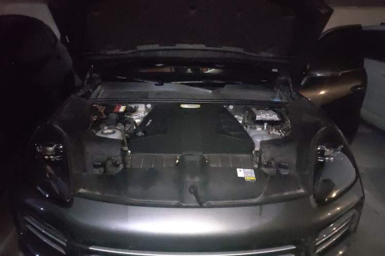 Used Porsche Cayenne E-Hybrid 2021 Cayenne E-Hybrid 2.0T Engine Bay