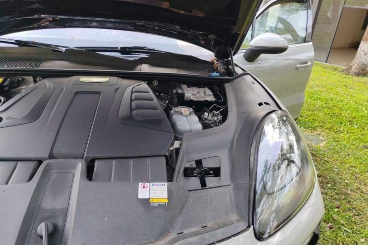 Used Porsche Cayenne E-Hybrid 2021 Cayenne E-Hybrid 2.0T Engine Bay Left