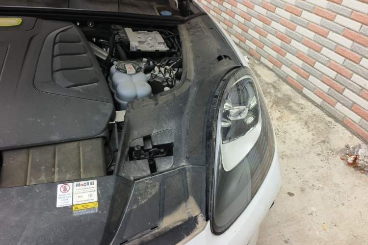 Used Porsche Cayenne E-Hybrid 2021 Cayenne E-Hybrid 2.0T Engine Bay Left