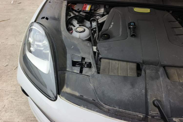 Used Porsche Cayenne E-Hybrid 2021 Cayenne E-Hybrid 2.0T Engine Bay Right