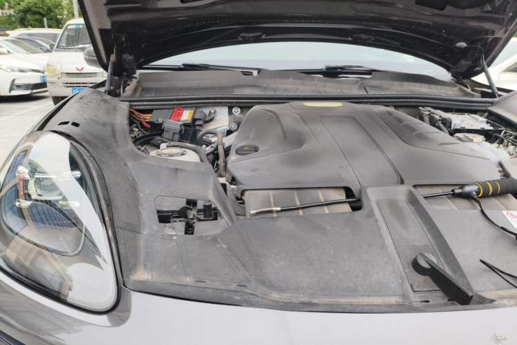 Used Porsche Cayenne E-Hybrid 2021 Cayenne E-Hybrid 2.0T Engine Bay Right