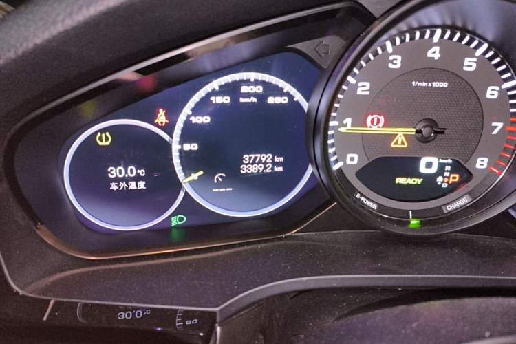 Used Porsche Cayenne E-Hybrid 2021 Cayenne E-Hybrid 2.0T Odometer Close Up